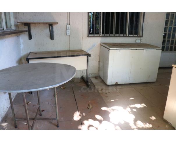 Foto de BRASILIA/DF - Sucata de moveis e diversos (cadeiras, arquivo, mesas, cofre, autoclave).