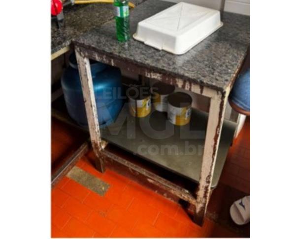 Foto de DIVINÓPOLIS/MG - Mesa pequena com tampo quadrado em granito
