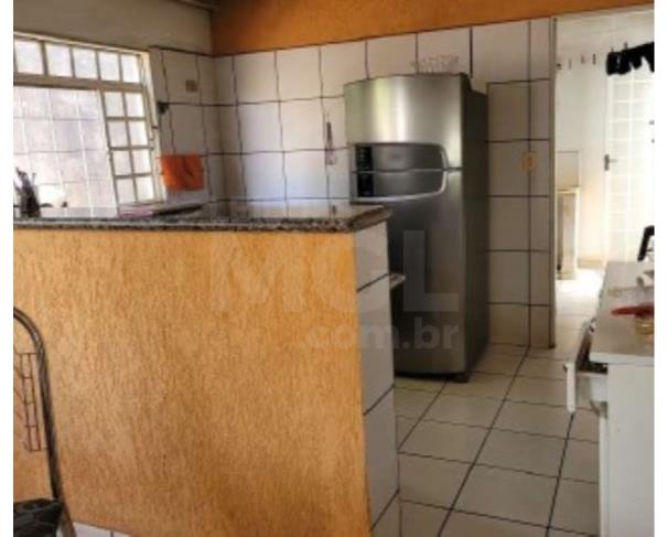 Foto de FRUTAL/MG – Casa edificada em um lote com 344,00m², situada no Centro