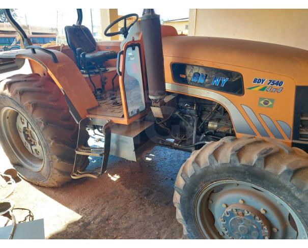 MONTE CARMELO/MG- Trator Agrícola Budny 75 CV BDY-7540-P74267 Trator de ...