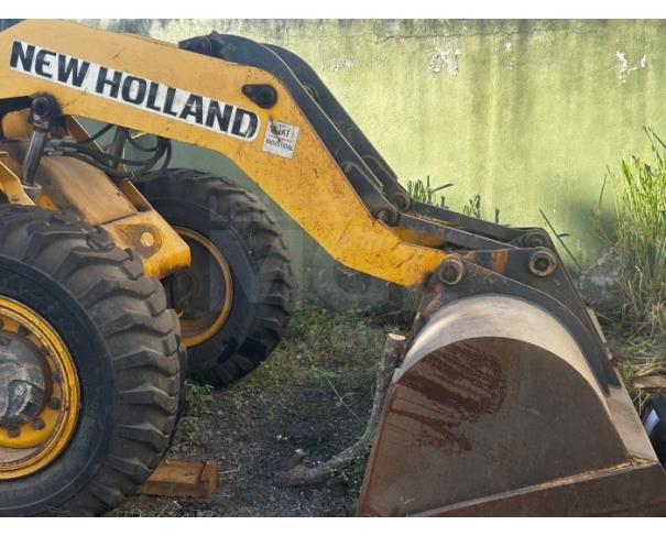 Foto de ESMERALDAS/MG - Pá Carregadeira Marca New Holland, modelo 12C turbo.