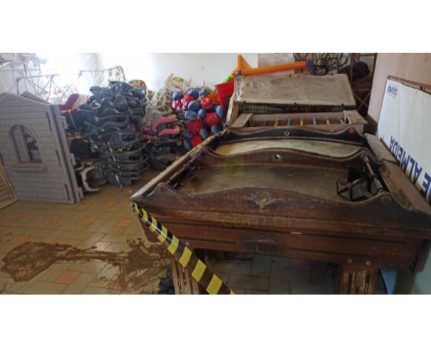 Foto de CAXAMBU/MG - Sucata de material de creche e recreação