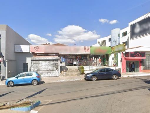 MATEUS LEME/MG — Terreno com a área de 1.396,85m² e residência de 207,89m², situada na Avenida Getúlio Vargas, Centro