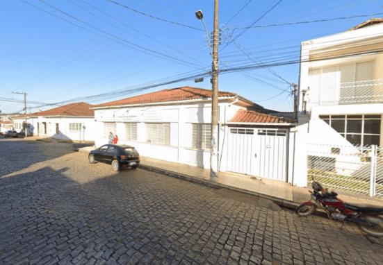 MUZAMBINHO/MG - Casa e respectivo lote com área total 204,21m² no centro