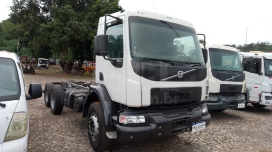 ITAÚNA MG CAMINHÃO NO CHASSI - VOLVO VM 330 6X4 TRAÇADO