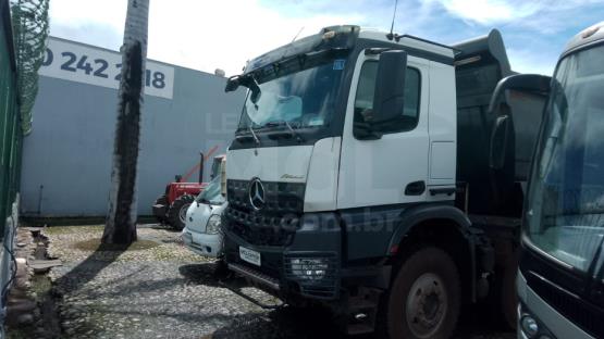 ITAÚNA/MG - CAMINHÃO M.BENZ AROCS 4851 K8X4 BASCULANTE ANO 2021/2021 - PA12772