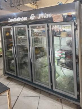 RIBEIRÃO DAS NEVES/MG - Freezer vertical marca KLIMA, com quatro portas de vidro