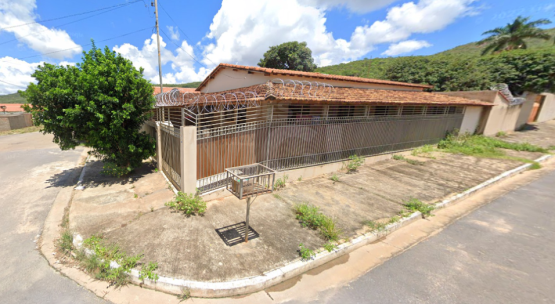 BRASILÂNDIA DE MINAS/MG — Casa com 03 quartos no bairro no Centro