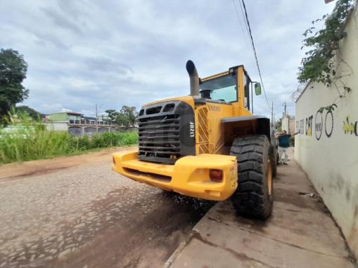 ITAÚNA/MG-PÁ CARREGADEIRA VOLVO L120F