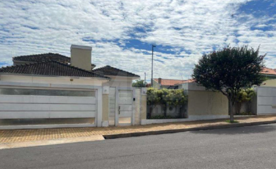 PIACATU/SP — Casa residencial com a área de 420,54m² e seu respectivo lote com 1150,00m²