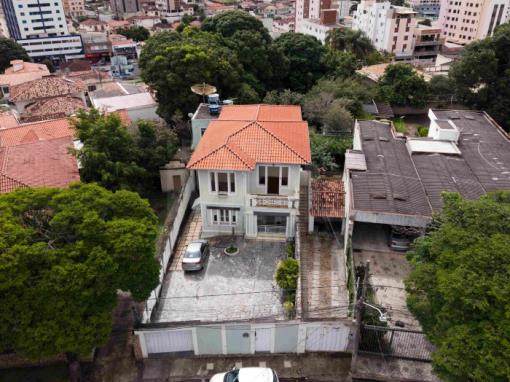 ITAÚNA/MG - CASA NA RUA PROFESSOR FRANCISCO SANTIAGO - CENTRO