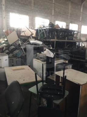 CRUZEIRO/SP - Aproximadamente de 2.000 cadeiras escolares, 2.000 carteiras escolares, 30 macas em ferro, 06 freezers, 3 autoclaves