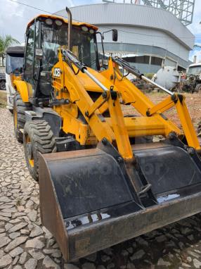 DIVINÓPOLIS/MG - RETROESCAVADEIRA JCB - ANO: 2023/2023 - PA13058